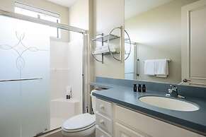 Villa Verbena by Avantstay Expansive Estate w/ B-ball Court, Pool/spa 