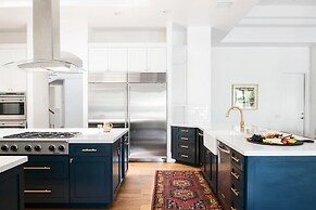 Villa Verbena by Avantstay Expansive Estate w/ B-ball Court, Pool/spa 