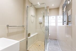 2 Bed Apartment Right on Trafalgar Square