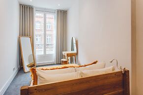 2 Bed Apartment Right on Trafalgar Square