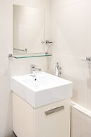 2 Bed Apartment Right on Trafalgar Square