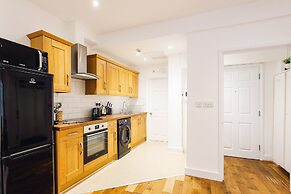 2 Bed Apartment Right on Trafalgar Square