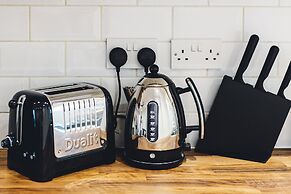 2 Bed Apartment Right on Trafalgar Square