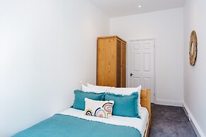 2 Bed Apartment Right on Trafalgar Square