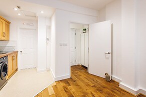 2 Bed Apartment Right on Trafalgar Square