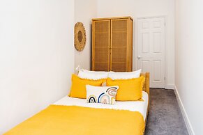 2 Bed Apartment Right on Trafalgar Square