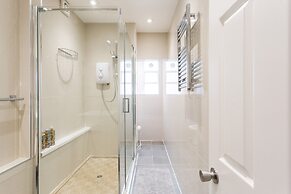 2 Bed Apartment Right on Trafalgar Square