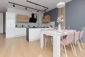 Warsaw Apartment With Parking by Renters