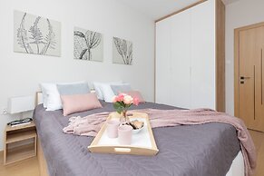 Warsaw Apartment With Parking by Renters