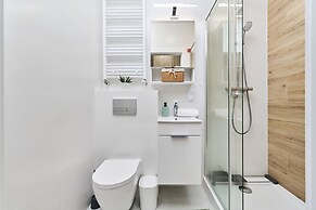 Studio Wrocław Fabryczna by Renters