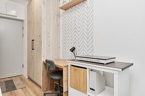 Studio Wrocław Fabryczna by Renters