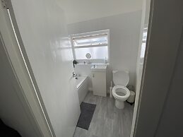 Beautiful Modern 3-bed House in Wallasey Near City