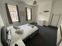 Beautiful Modern 3-bed House in Wallasey Near City