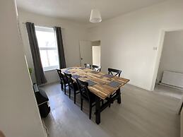 Beautiful Modern 3-bed House in Wallasey Near City