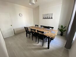 Beautiful Modern 3-bed House in Wallasey Near City