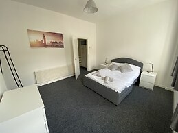 Beautiful Modern 3-bed House in Wallasey Near City