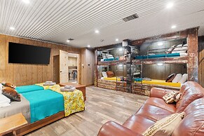 Guadalupe Bluff Bunk House 5 Bedroom Home by RedAwning