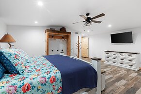 Guadalupe Bluff Bunk House 5 Bedroom Home by RedAwning