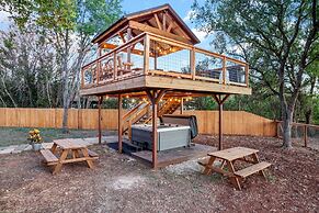 Guadalupe Bluff Bunk House 5 Bedroom Home by RedAwning