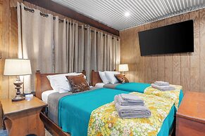 Guadalupe Bluff Bunk House 5 Bedroom Home by RedAwning