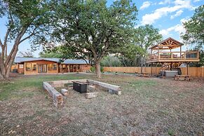 Guadalupe Bluff Bunk House 5 Bedroom Home by RedAwning