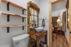 Guadalupe Bluff Bunk House 5 Bedroom Home by RedAwning