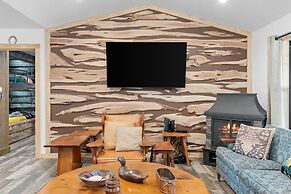 Guadalupe Bluff Bunk House 5 Bedroom Home by RedAwning