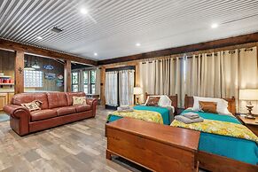 Guadalupe Bluff Bunk House 5 Bedroom Home by RedAwning