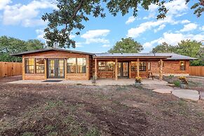 Guadalupe Bluff Bunk House 5 Bedroom Home by RedAwning
