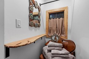 Guadalupe Bluff Bunk House 5 Bedroom Home by RedAwning