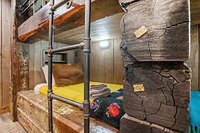 Guadalupe Bluff Bunk House 5 Bedroom Home by RedAwning