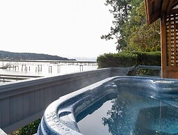 Salty Towers Oceanfront Cottages