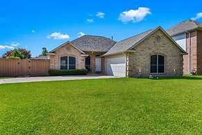 Home Pool 15 Minutes from DFW Airport