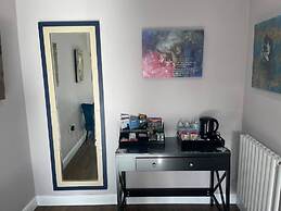 Immaculate 1-bed Studio With Outside Patio