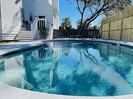 Magnolia Charms by Avantstay 2 Mins TO Beach Pet Friendly, BBQ & Balco