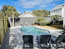 Magnolia Charms by Avantstay 2 Mins TO Beach Pet Friendly, BBQ & Balco