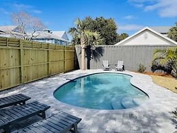Magnolia Charms by Avantstay 2 Mins TO Beach Pet Friendly, BBQ & Balco
