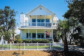 Magnolia Charms by Avantstay 2 Mins TO Beach Pet Friendly, BBQ & Balco