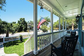 Magnolia Charms by Avantstay 2 Mins TO Beach Pet Friendly, BBQ & Balco