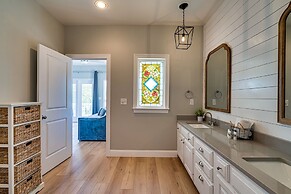 Magnolia Charms by Avantstay 2 Mins TO Beach Pet Friendly, BBQ & Balco