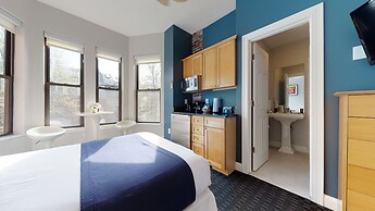 Maverick Suites at 400 Columbus Ave