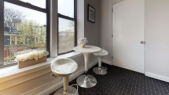 Maverick Suites at 400 Columbus Ave