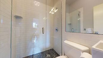 Maverick Suites at 400 Columbus Ave