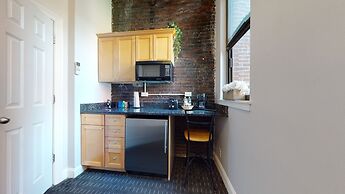 Maverick Suites at 400 Columbus Ave