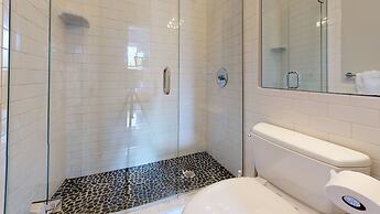 Maverick Suites at 400 Columbus Ave