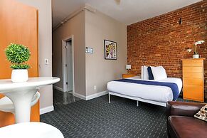 Maverick Suites at 400 Columbus Ave