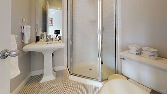 Maverick Suites at 400 Columbus Ave