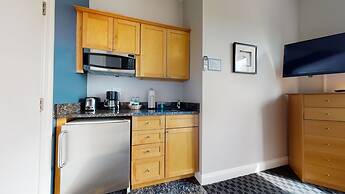 Maverick Suites at 400 Columbus Ave