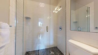 Maverick Suites at 400 Columbus Ave