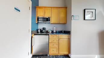 Maverick Suites at 400 Columbus Ave